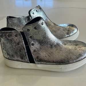 Kidpik size 5 sneaker